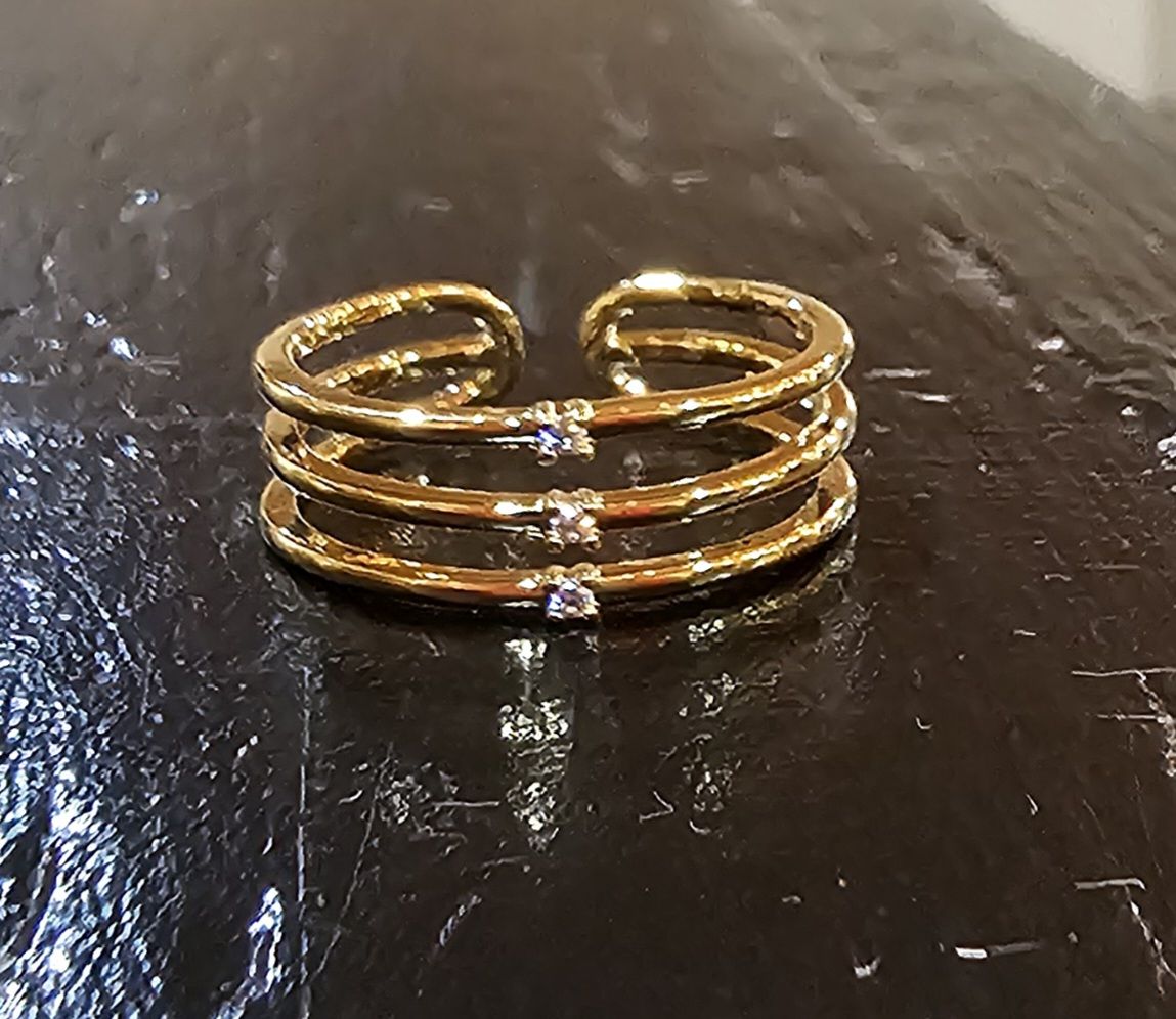 Gold bar bangle ring