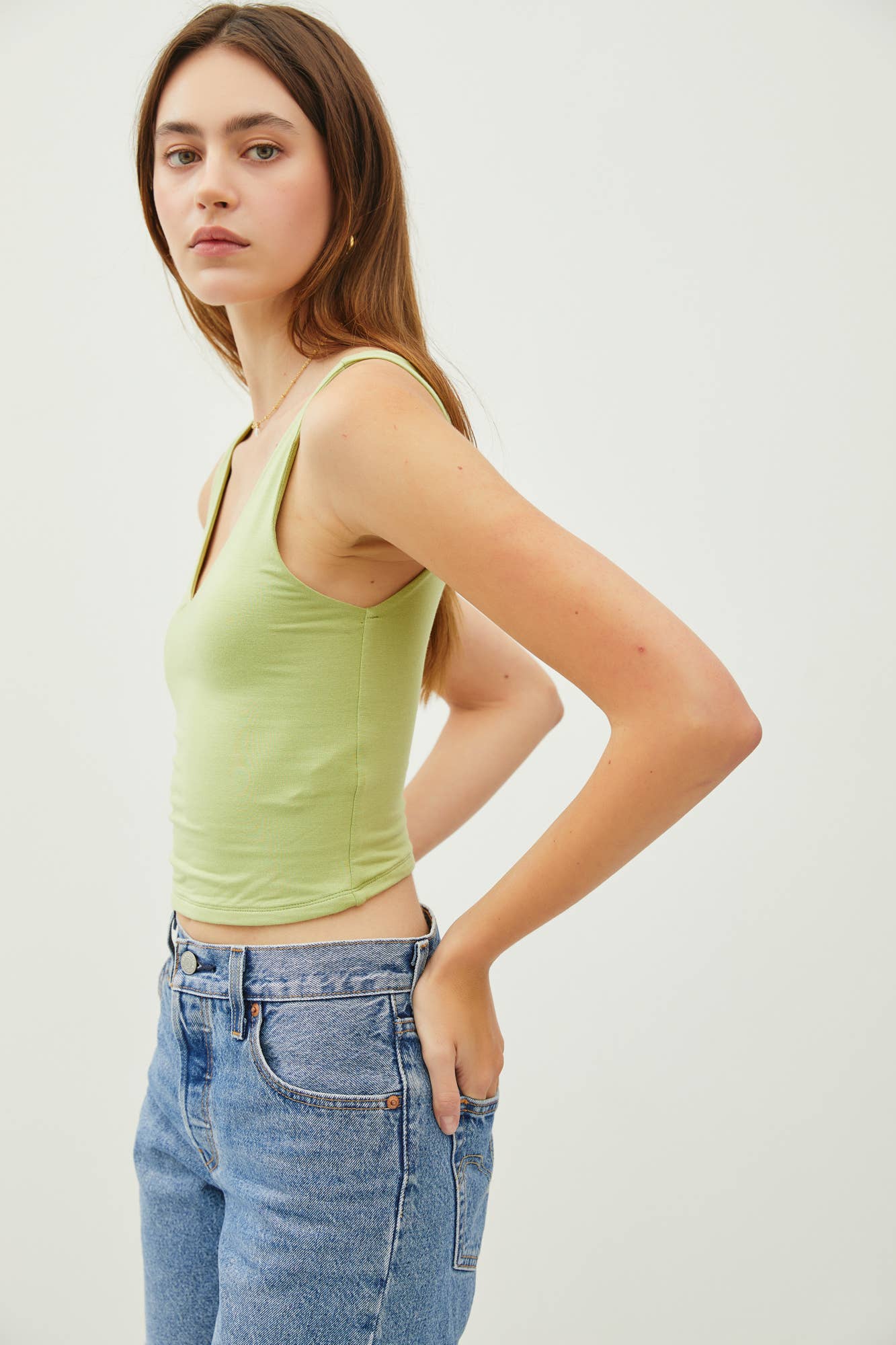 BASIC V-NECK CROP TANK