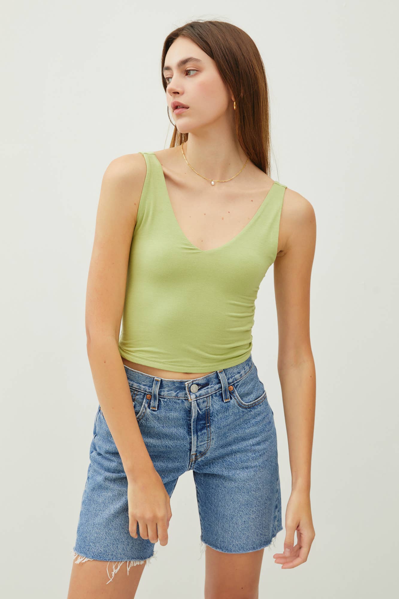 BASIC V-NECK CROP TANK