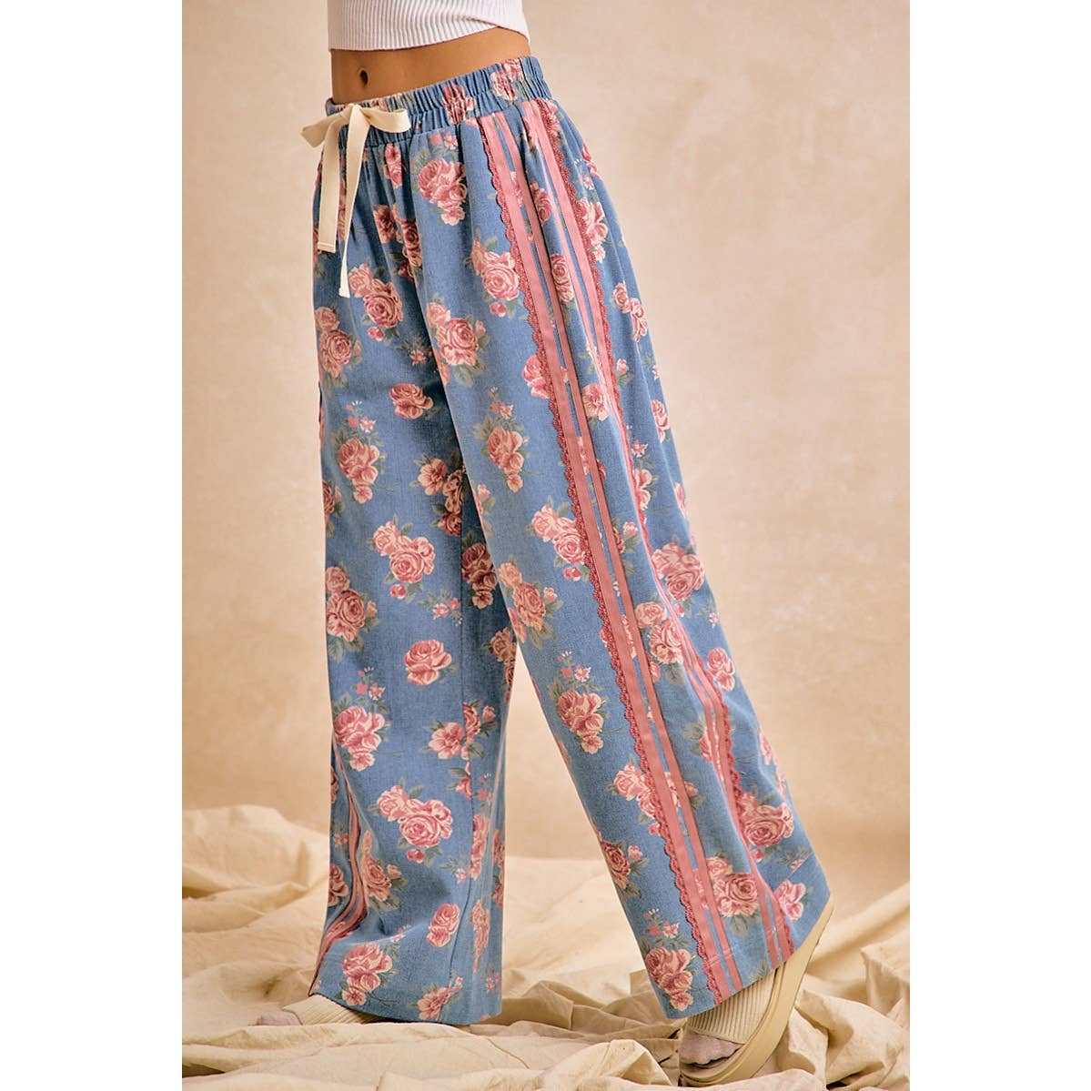FLORAL WASHED DENIM LACE CONTRAST SIDE  PANTS