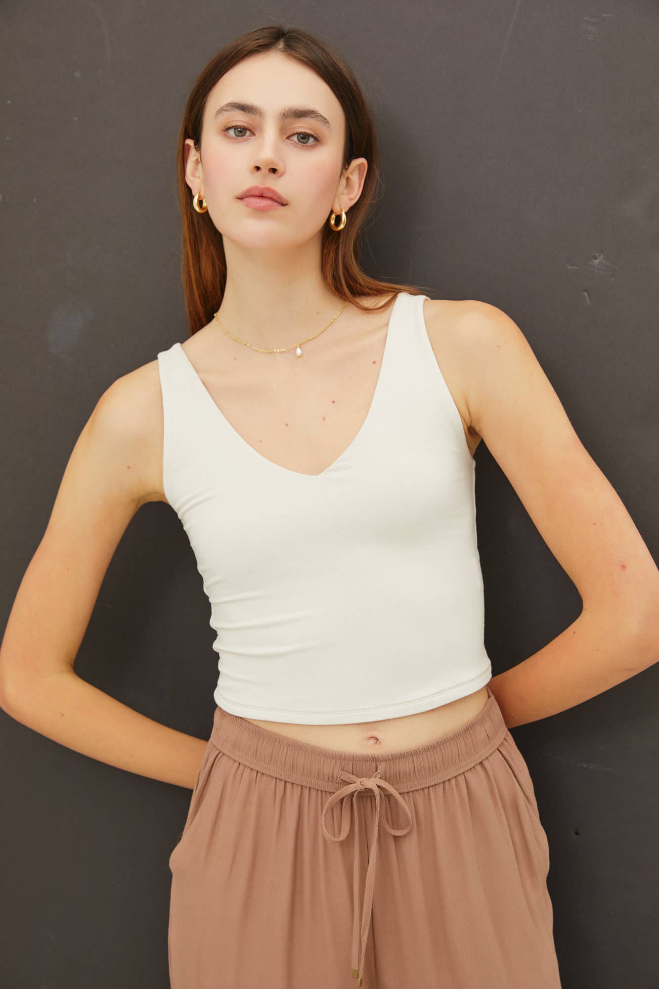 BASIC V-NECK CROP TANK