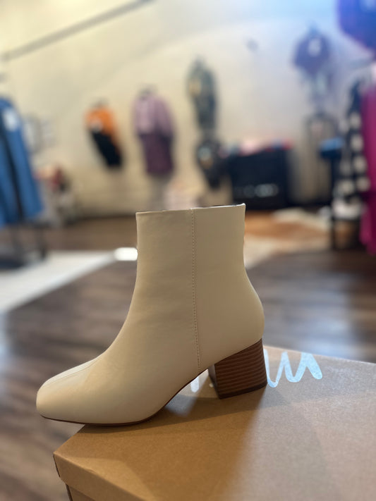 Davia White Boot