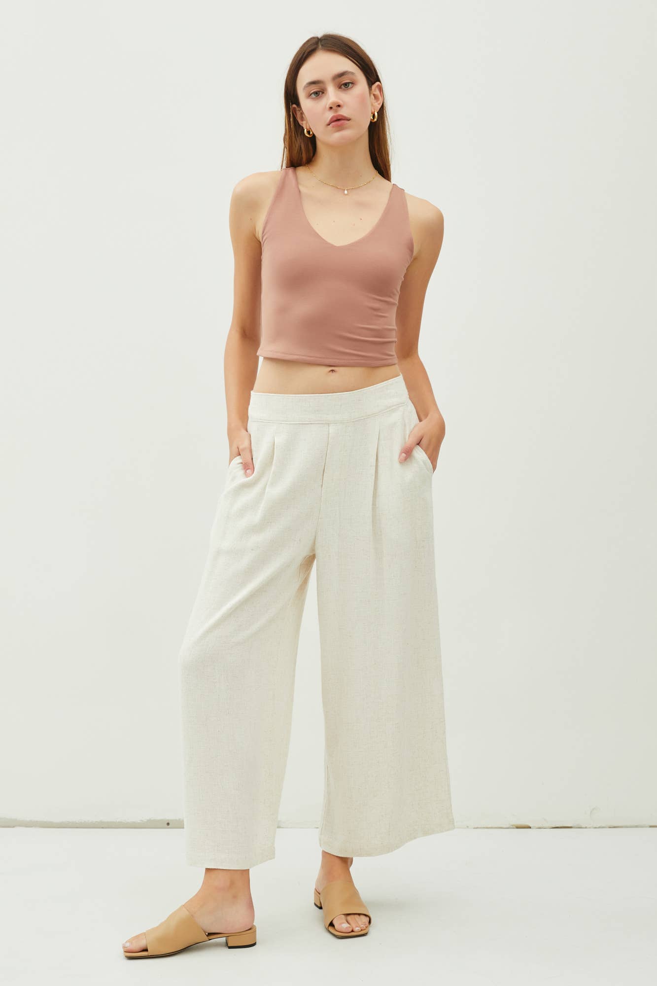 BASIC V-NECK CROP TANK